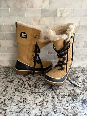 Sorel Tan and Black Lace-Up Fur-Trim Winter Boots - new without tags
